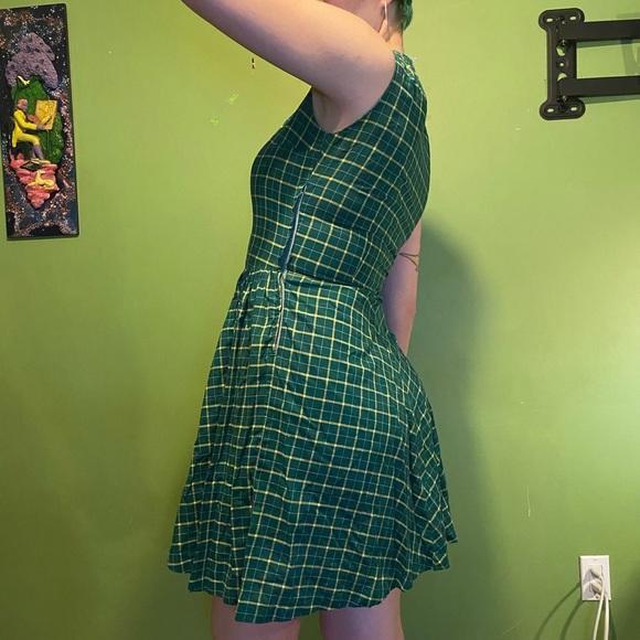 Sleeveless green plaid dress - Picture 2 of 7